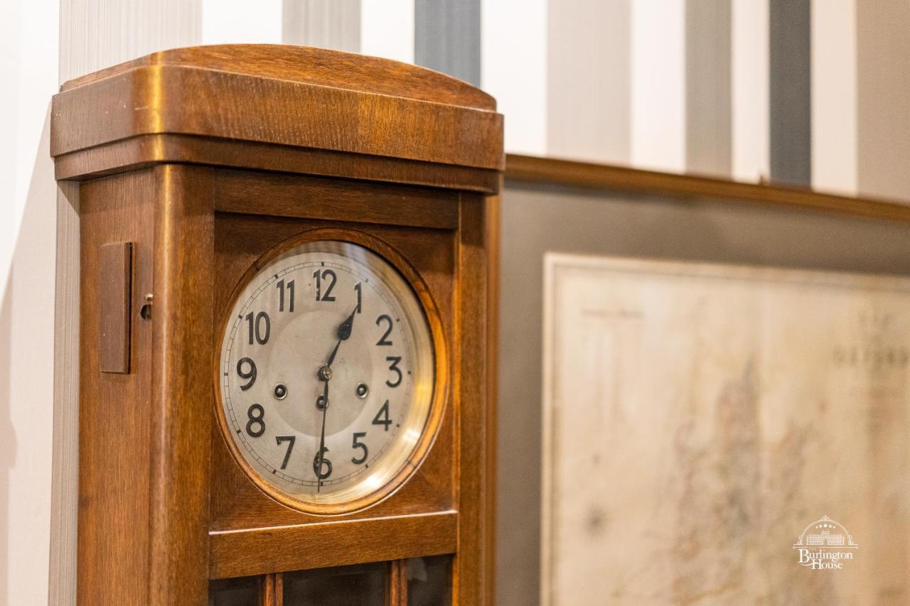 Burlington House Boutique Oxford Exterior foto Clock in the lobby