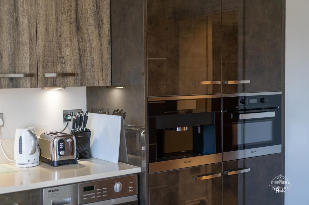 Burlington House Boutique Oxford Exterior foto A kitchen with a built-in microwave oven