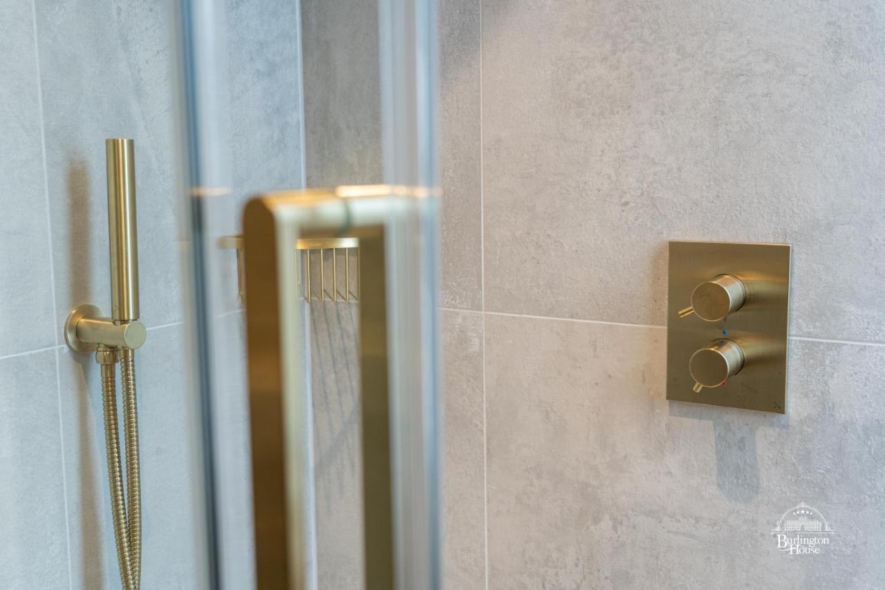 Burlington House Boutique Oxford Exterior foto A shower mixer