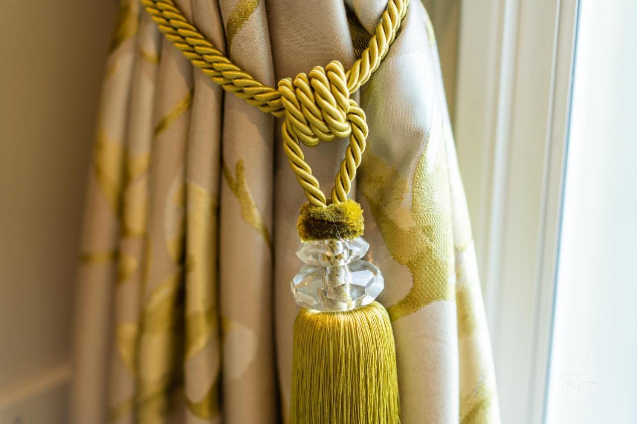 Burlington House Boutique Oxford Exterior foto A curtain tieback
