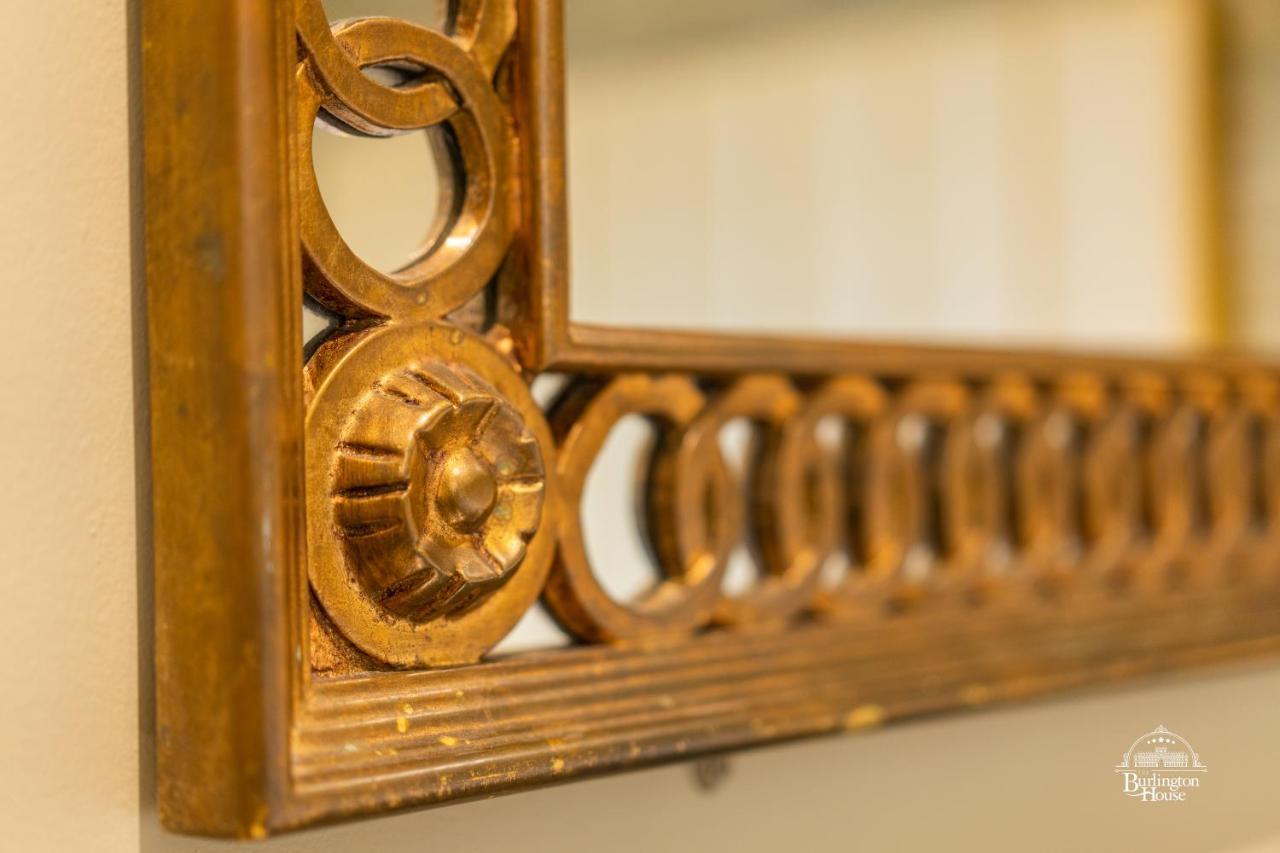 Burlington House Boutique Oxford Exterior foto Detail of the mirror frame