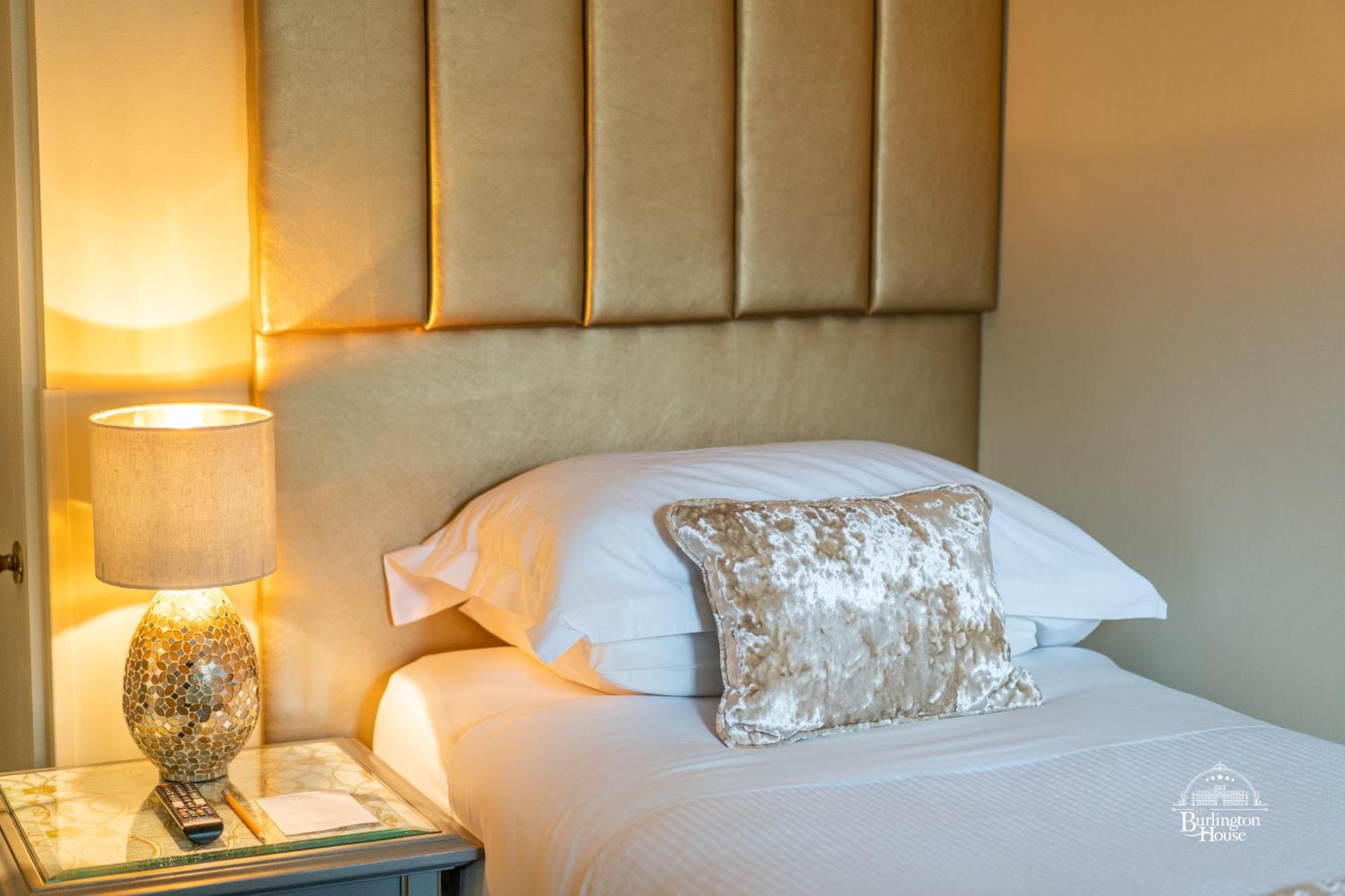 Burlington House Boutique Oxford Quarto foto A bed with a headboard