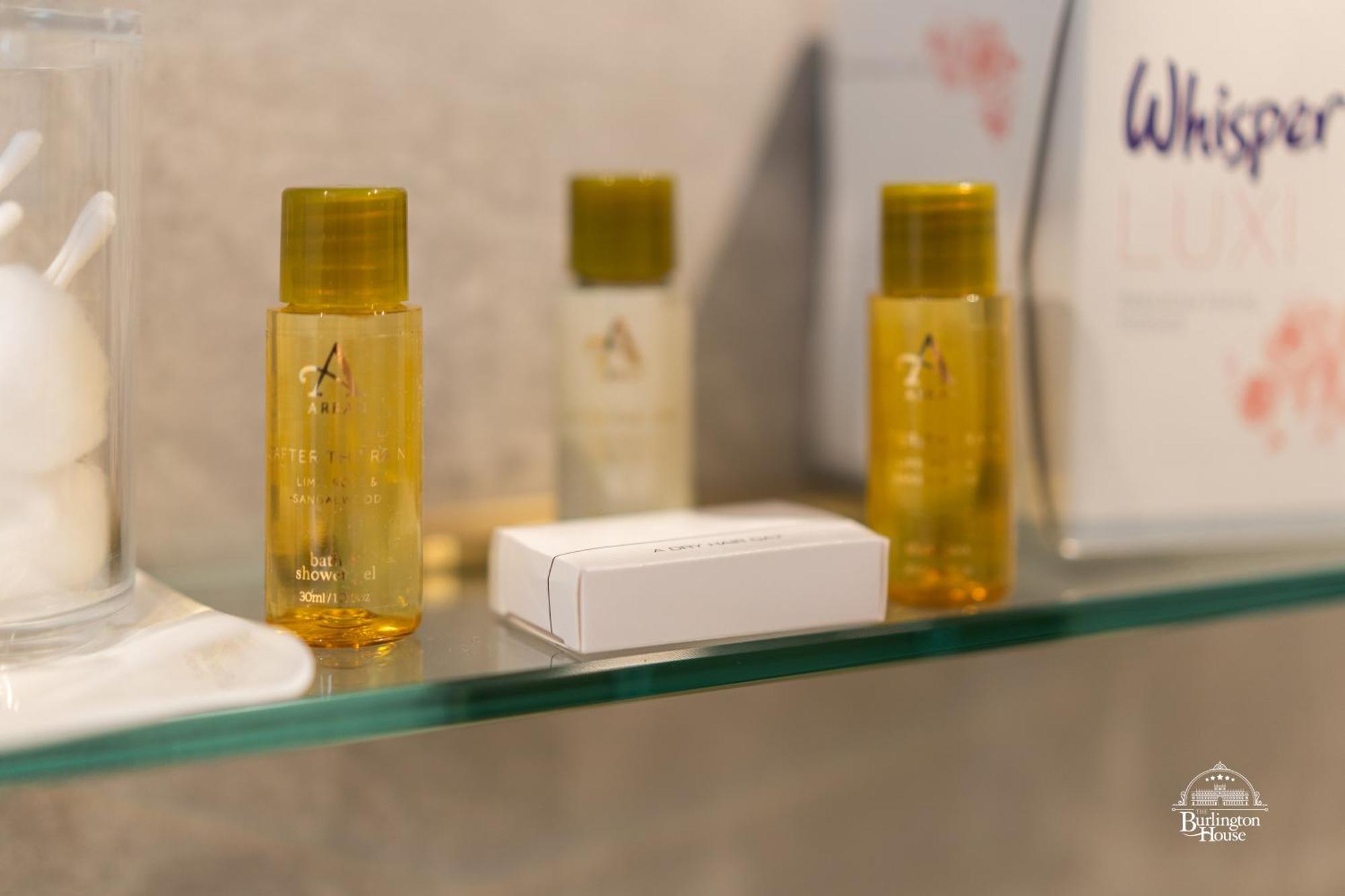 Burlington House Boutique Oxford Quarto foto A selection of amenities by the brand