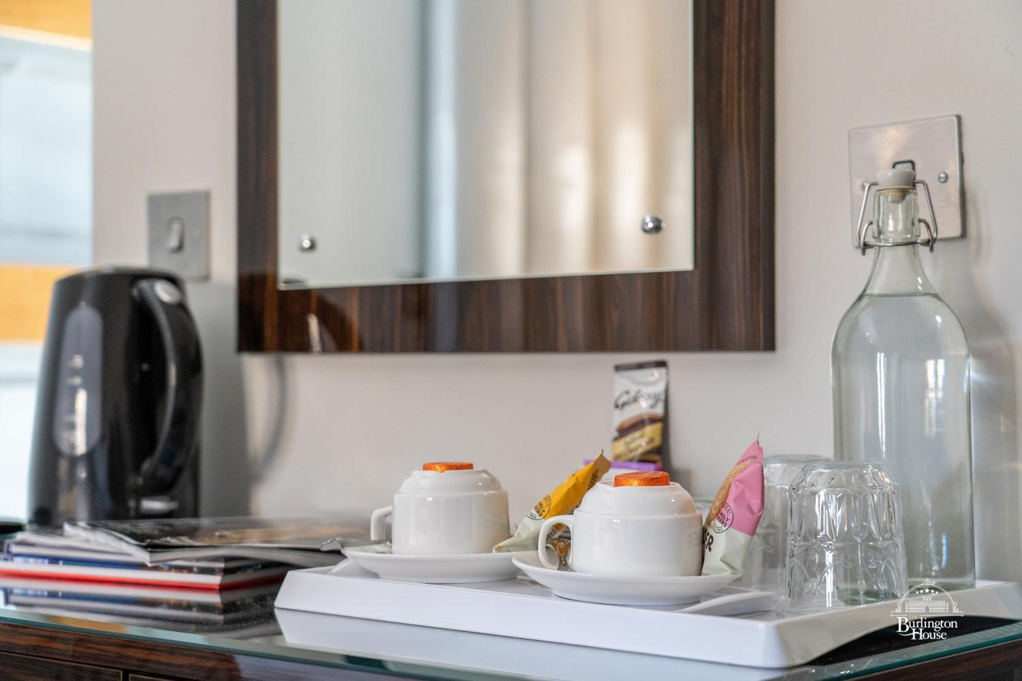 Burlington House Boutique Oxford Quarto foto A hospitality tray in a hotel room