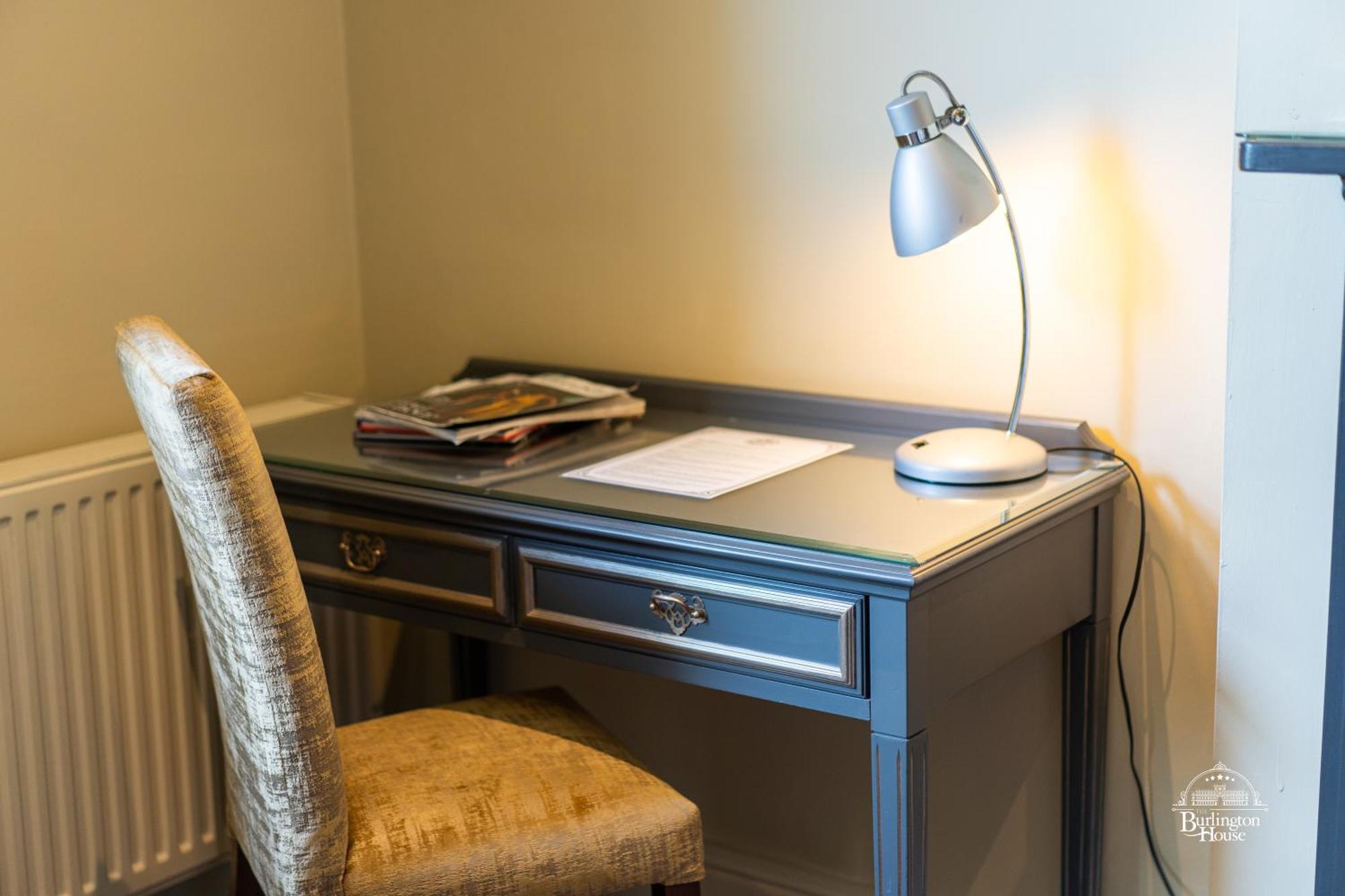 Burlington House Boutique Oxford Quarto foto A desk lamp