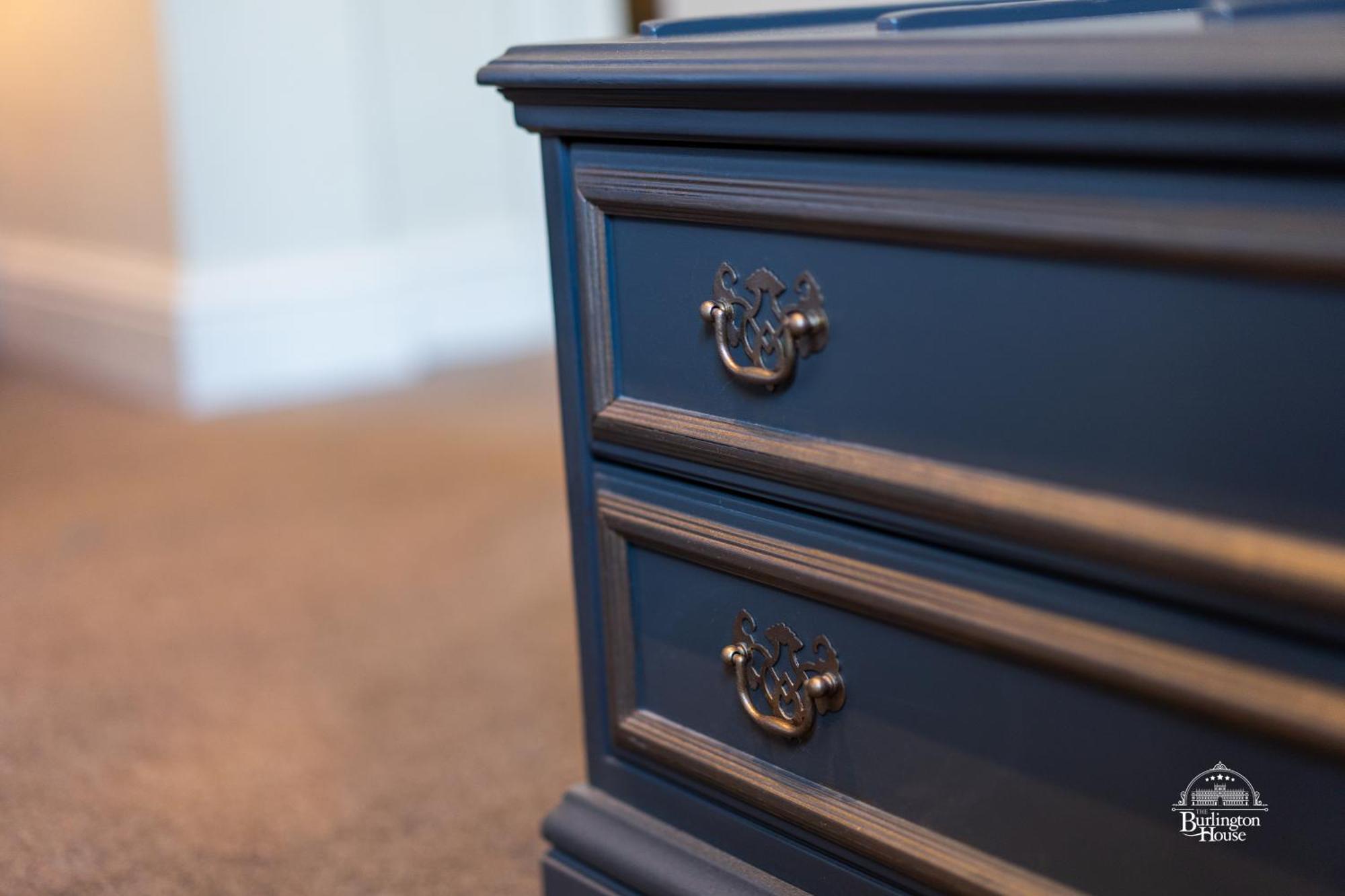 Burlington House Boutique Oxford Quarto foto A blue painted nightstand