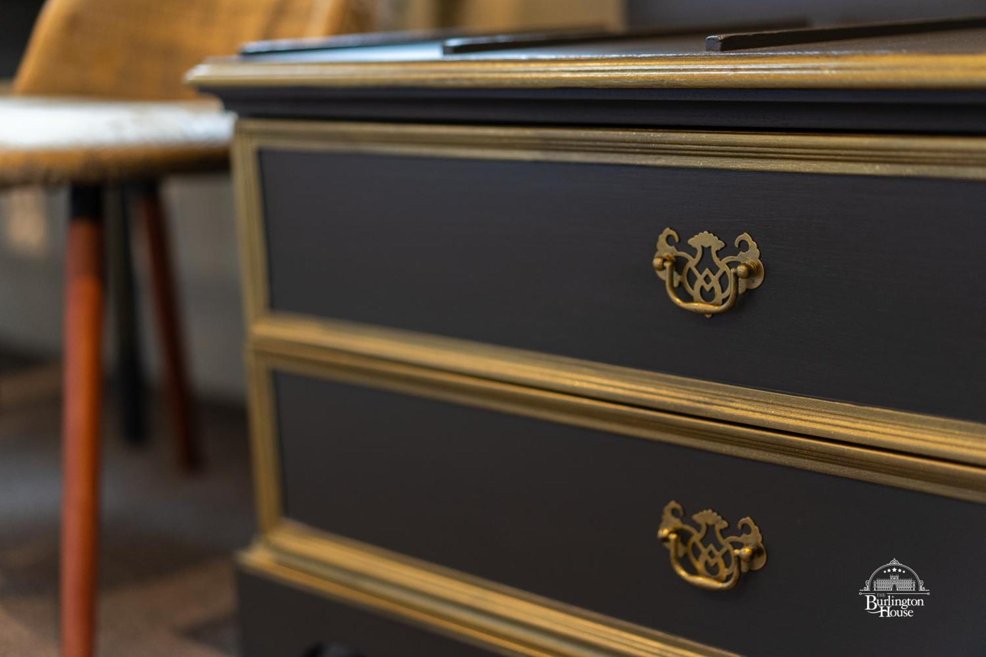 Burlington House Boutique Oxford Quarto foto A piece of furniture with a gold leaf finish
