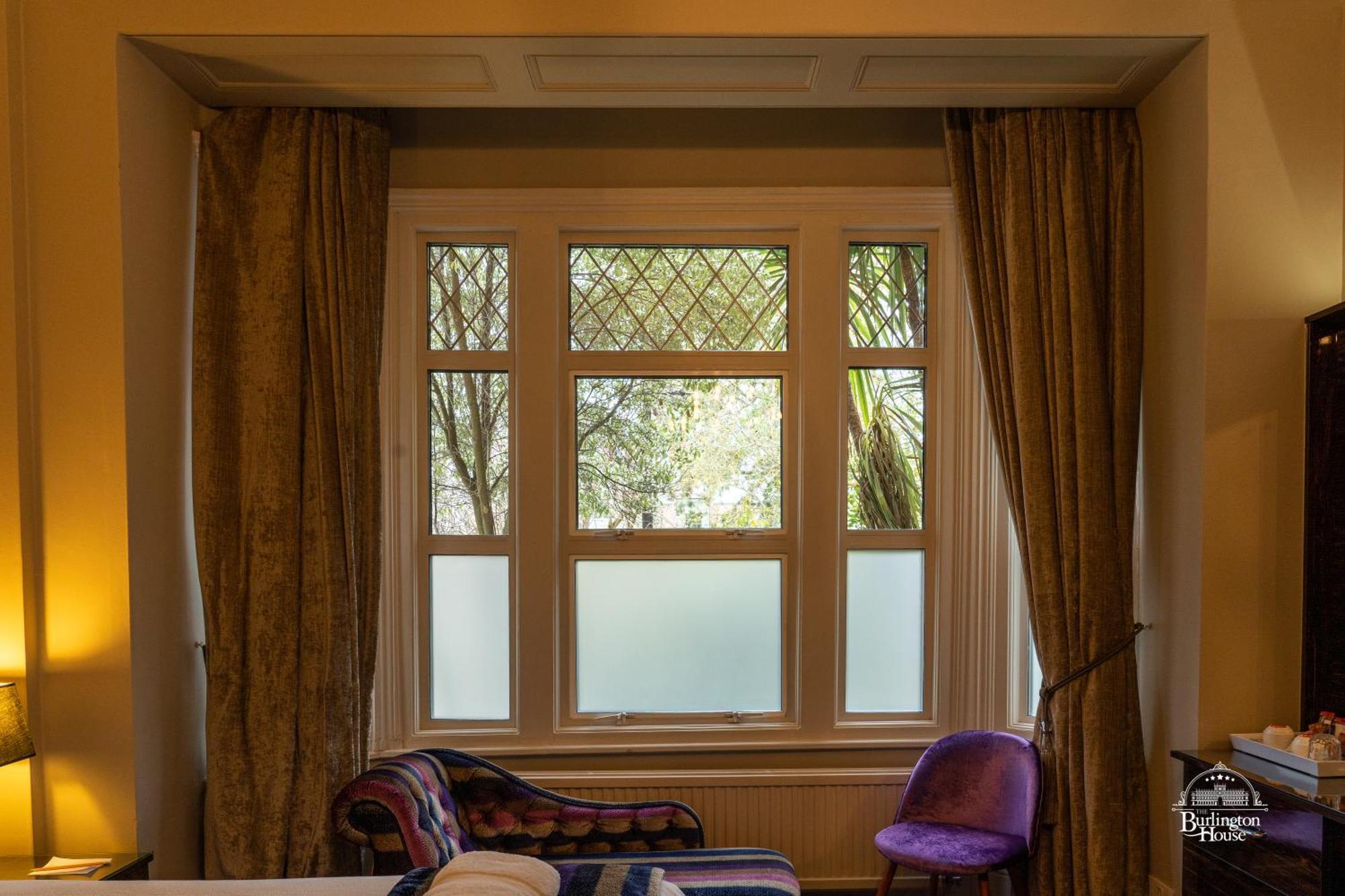 Burlington House Boutique Oxford Quarto foto Window with leaded glass