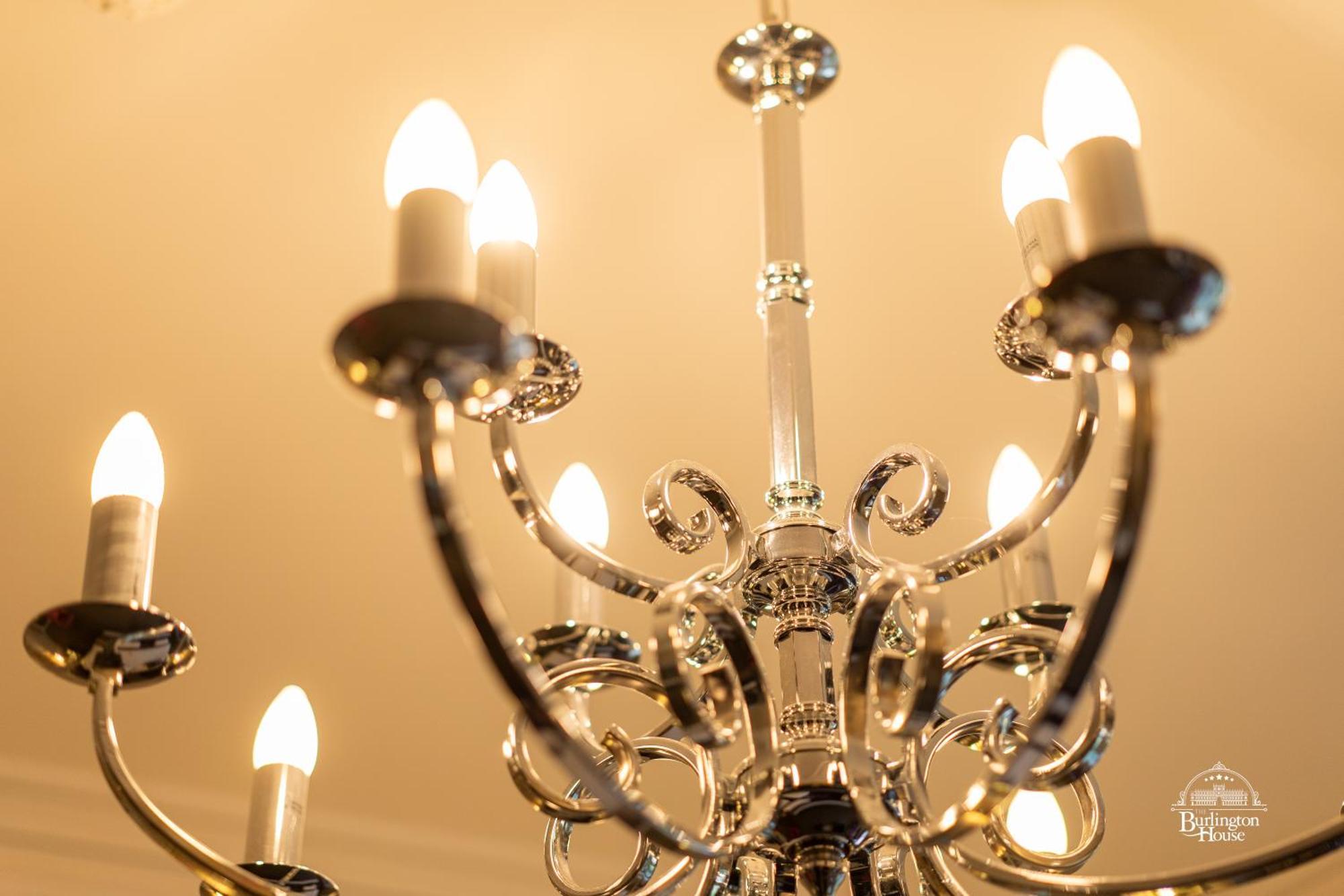 Burlington House Boutique Oxford Quarto foto A chandelier