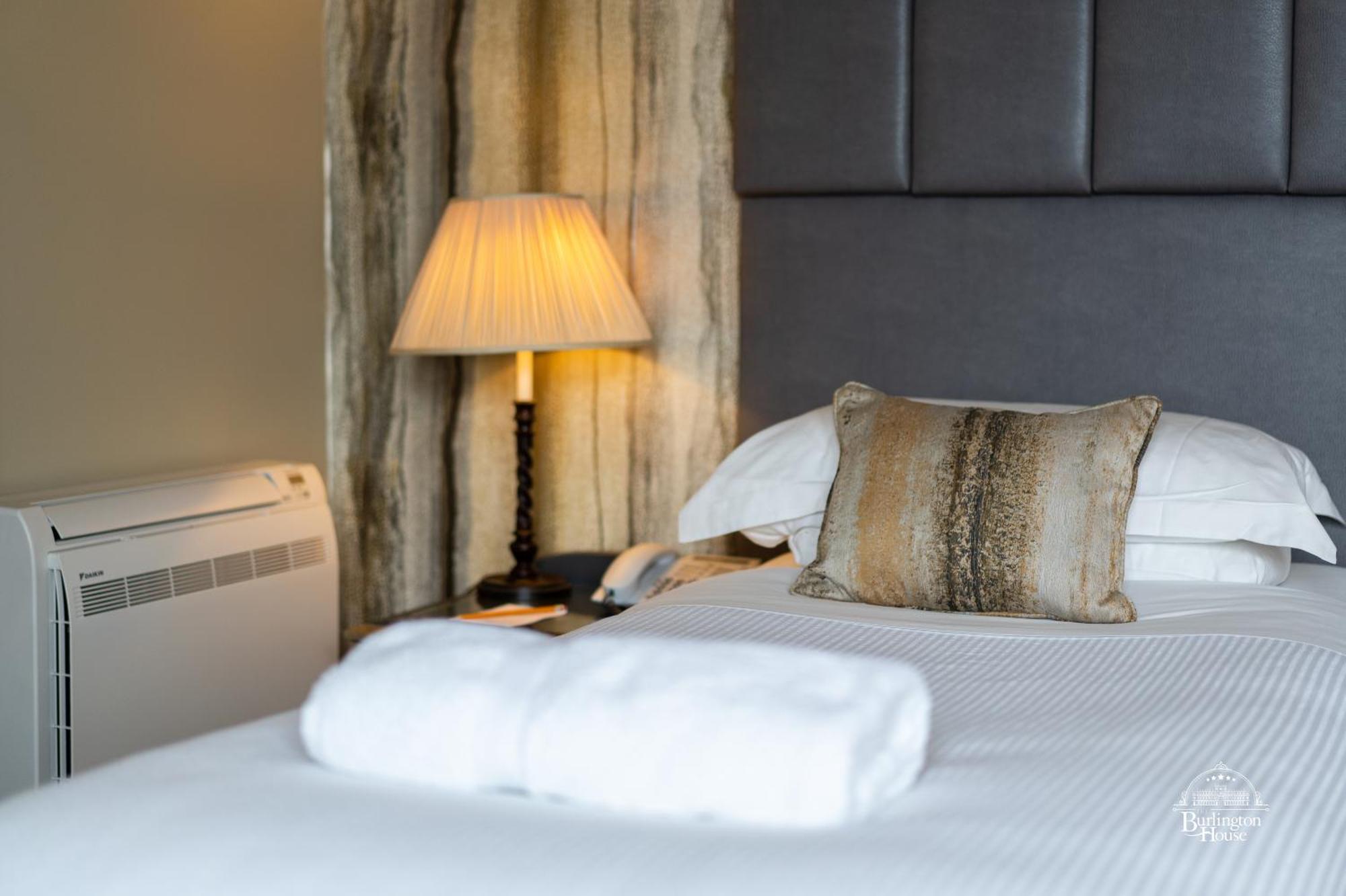 Burlington House Boutique Oxford Quarto foto A bed with a lamp and a pillow