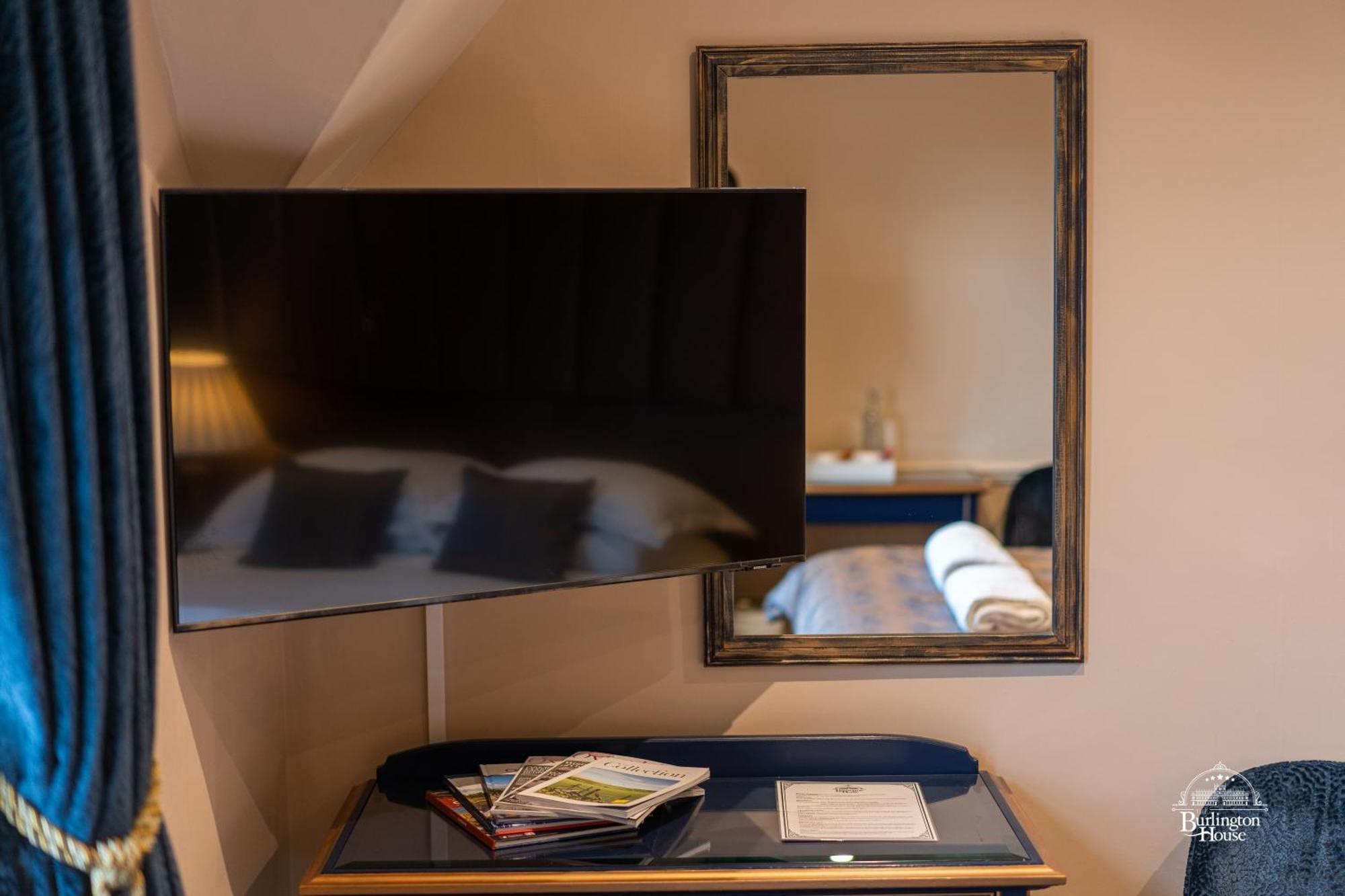 Burlington House Boutique Oxford Quarto foto A television in a hotel room