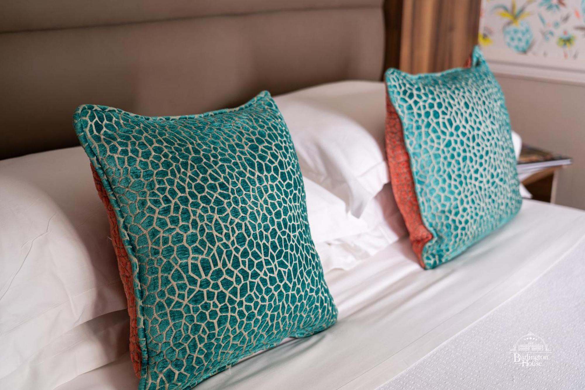 Burlington House Boutique Oxford Quarto foto Cushions made from genuine stingray leather