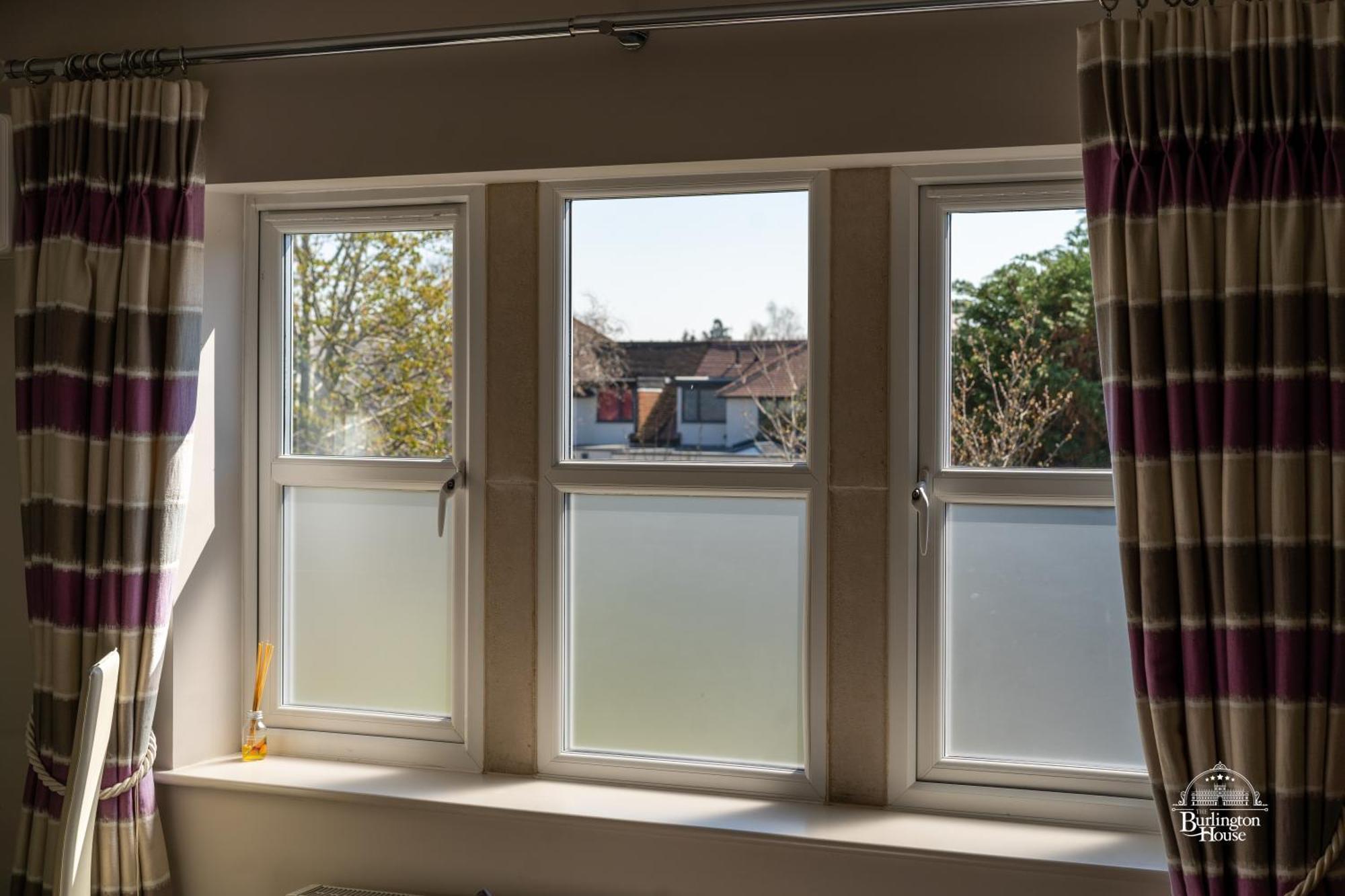 Burlington House Boutique Oxford Exterior foto A window with a privacy film installed